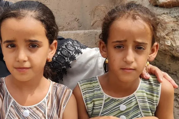 طفلتان قُتل ابوهما ووالدتهما واختهما الرضيعة بقذائف حوثية سقطت على منزلهما وتعيشان حاليا مع جدهما المسن بمديرية القبيطة‬⁩ في محافظة لحج (اللجنة الوطنية اليمنية للتحقيق في ادعاءات انتهاكات حقوق الانسان)