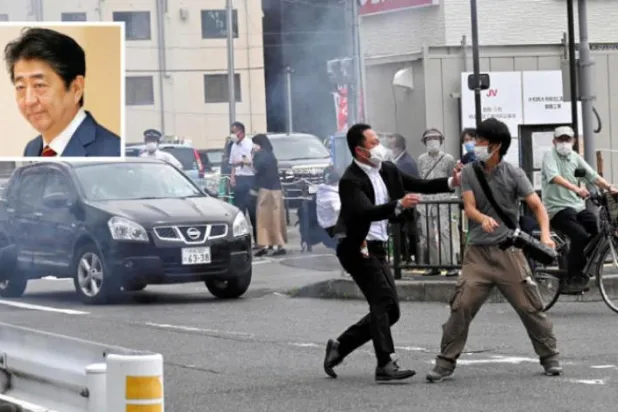 ایک سیکورٹی عنصر کو کل نارا شہر میں شینزو آبی کے قاتل کو پکڑنے کی کوشش کرنے کے ساتھ ساتھ دائرہ میں مرحوم سابق وزیر اعظم کی تصویر دیکھی جا سکتی ہے (رائٹرز)