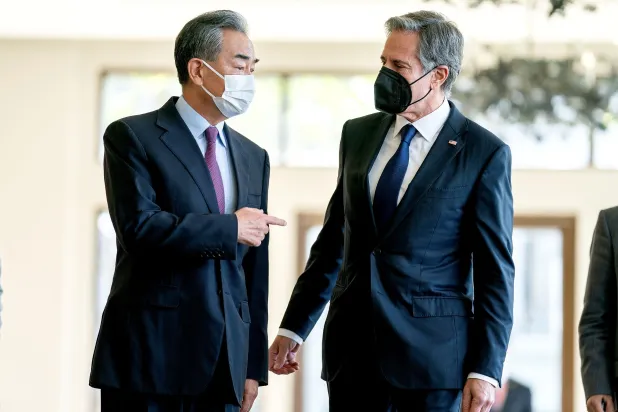 وزير الخارجية الأميركي أنتوني بلينكن (يمين) ونظيره الصيني وانغ يي (رويترز)