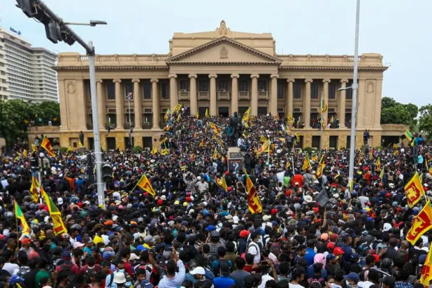 جانب من الاحتجاجات في سريلانكا (إ.ب.أ)