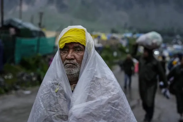 حجاج من الهندوس في قاعدة بالتال بعد العاصفة (أ.ب)
