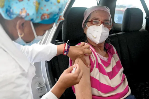سيدة تتلقى جرعة لقاح ضد «كورونا» في هوندوراس 7 يوليو (أ.ف.ب)