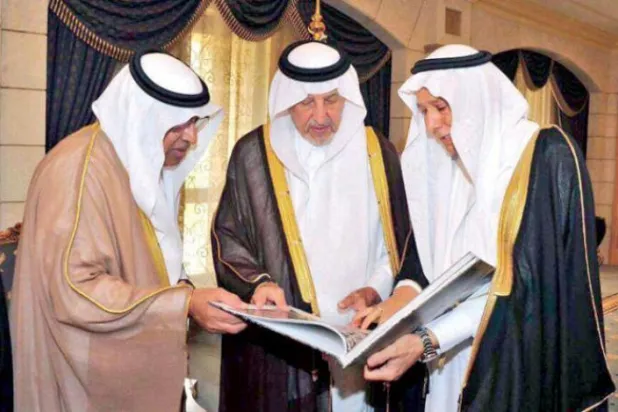 Mekke Valisi Prens Halid el- Faysal kitabını inceliyor (Şarku’l Avsat)