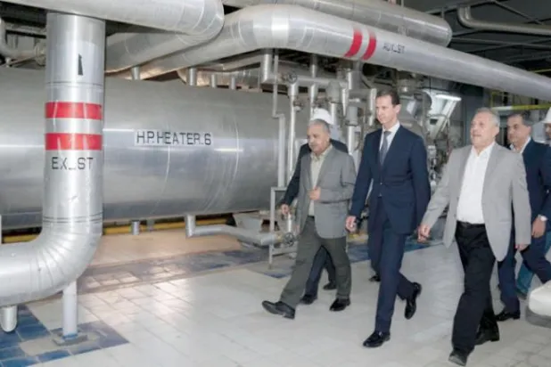 Suriye Devlet Başkanı Beşşar Esed’in dün, Halep’te büyük bir elektrik santralini ziyaret etti. (Suriye Devlet Başkanlığı/AP)