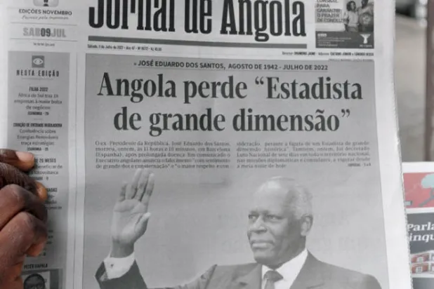 نسخة من صحيفة «جورنال دي أنغولا» غداة وفاة الرئيس السابق، في لواندا (أ.ف.ب)