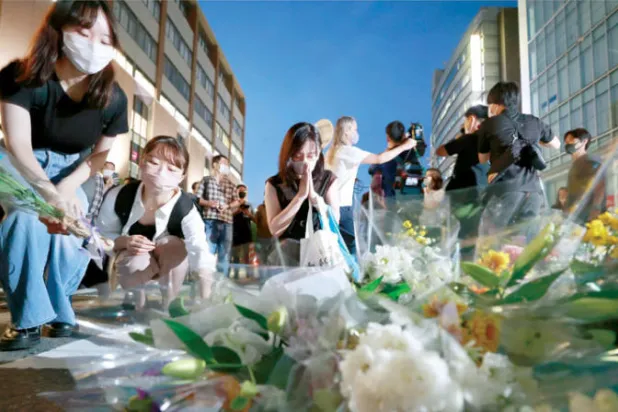 مواطنون في موقع اغتيال آبي بنارا يوم الجمعة (أ.ب)