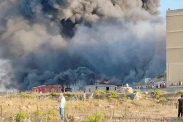 من الحريق في مصنع «قبلان» للسجاد بجنوب لبنان (تويتر)