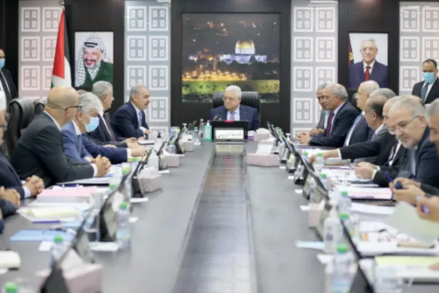 الرئيس عباس مترئساً اجتماعاً للحكومة في مدينة رام الله بالضفة 27 يونيو (د.ب.أ)