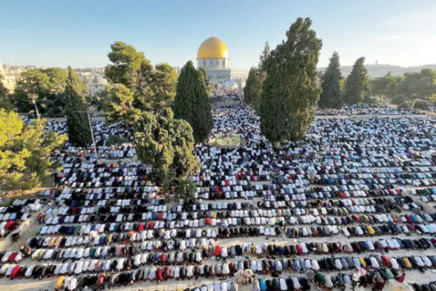 حشود من المصلين أمام قبة الصخرة في مجمع المسجد الأقصى في القدس أمس (د.ب.أ)