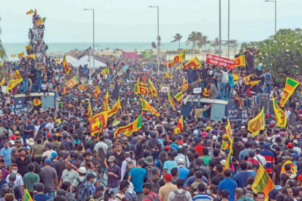 مئات آلاف المتظاهرين تجمعوا خارج المقر الرئاسي في كولومبو أمس (أ.ف.ب)