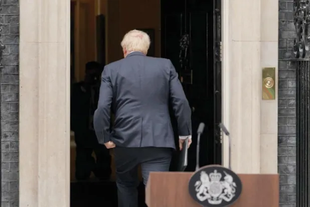 جونسون عقب إلقاء خطاب استقالته، في 7 يوليو (أ.ب)