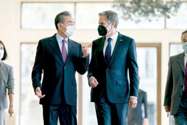 وزير الخارجية الأميركي أنتوني بلينكن مع نظيره الصيني وانغ يي على هامش اجتماعات مجموعة العشرين في إندونيسيا. قال بلينكن: «في الواقع، غادر وزير الخارجي الروسي الاجتماع مبكراً بسبب التوافق الأميركي الصيني» (أ.ب)