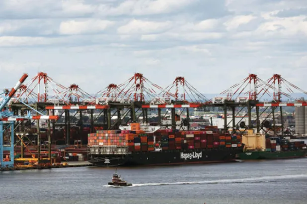 حاويات الشحن مكدسة في ميناء بايون بنيوجيرسي مع عودة أنماط شراء المستهلك تدريجياً إلى معايير ما قبل الوباء في يونيو 2022 (أ.ف.ب)