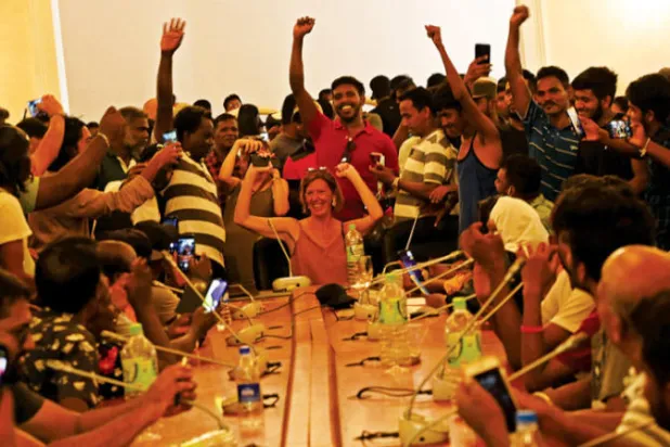 متظاهرون في مقر الإقامة الرئاسي بعد يوم من اقتحامه (أ.ف.ب)