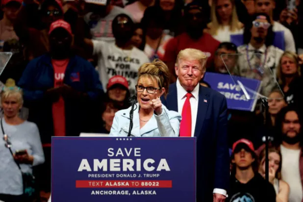 ترمب وبايلن خاطبا أنصارهما في ألاسكا مساء السبت (أ.ف.ب)