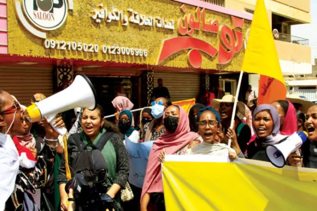 جانب من الاحتجاجات في الخرطوم للمطالبة بالحكم المدني (أ.ف.ب)