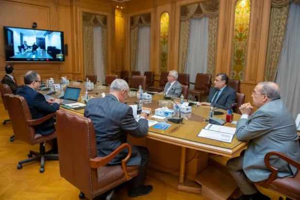 مسؤولون مصريون وإماراتيون خلال اجتماع لمناقشة التعاون في تصنيع السيارات (الحكومة المصرية)