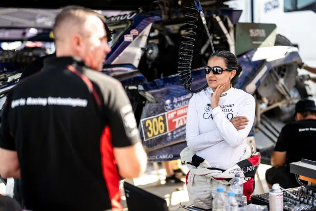 مشاعل العبيدان إلى جانب سيارتها خلال مشاركاتها الدولية (الشرق الأوسط)