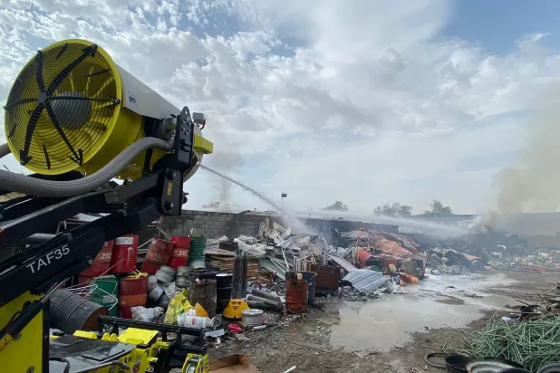 جانب من عملية إخماد النيران في المستودع بعد اشتعاله (شرطة أبوظبي)