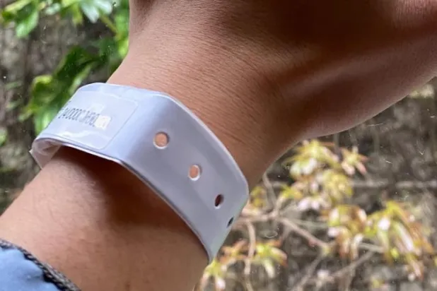 هونغ كونغ تلزم مرضى كورونا المعزولين ارتداء سوار إلكتروني