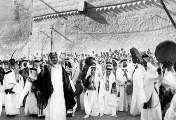 الملك عبد العزيز يحتفل مع الأهالي في الرياض بأحد الأعياد أمام مجموعة من الأطفال من الأمراء والمواطنين