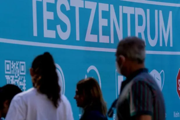 گزشتہ ماہ کے آخر میں ہیمبرگ میں "کورونا" کے ٹیسٹ کے منتظر شہریوں کی ایک تصویر (د.ب.ا)