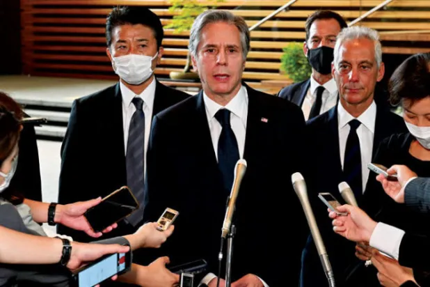 وزير الخارجية الأميركي بعد تقديمه التعازي في طوكيو (أ.ف.ب)