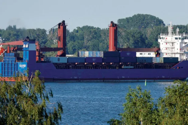 ناقلة شحن لدى عبورها بميناء بالتيسك في بحر البلطيق (رويترز)