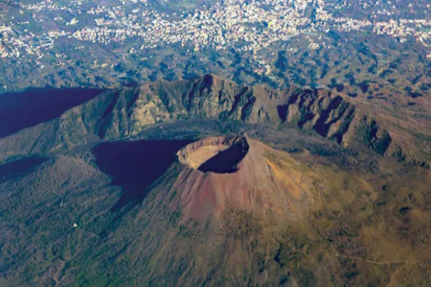بركان فيزوف بجنوب إيطاليا (شاترستوك)