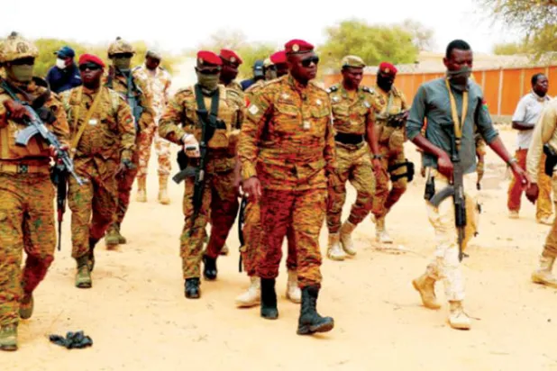 رئيس بوركينا فاسو لدى وصوله إلى قاعدة عسكرية نهاية الأسبوع (رويترز)