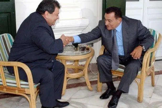 الرئيس المصري الراحل حسني مبارك ووزير الدفاع الإسرائيلي الراحل بنيامين بن إليعازر (أرشيفية)