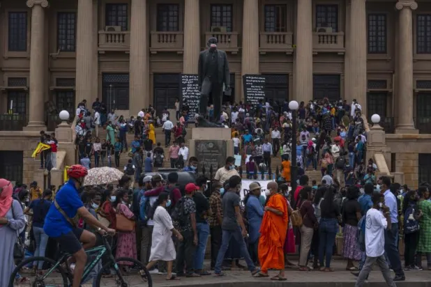 أشخاص يصطفون لزيارة مكتب الرئيس السريلانكي غوتابايا راجاباكسا في كولومبو (أ.ب)