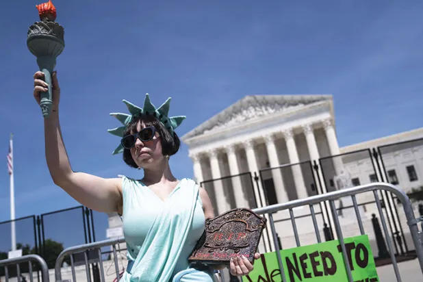 لماذا يشعر الإنسان المعاصر بأن حريته المفترضة أو الافتراضية مجرد وهم؟ (أ.ف.ب)