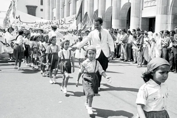 أطفال في مسيرة بالعاصمة الجزائرية يوم 5 يوليو 1962 احتفالاً بالاستقلال عن فرنسا (أ.ب)