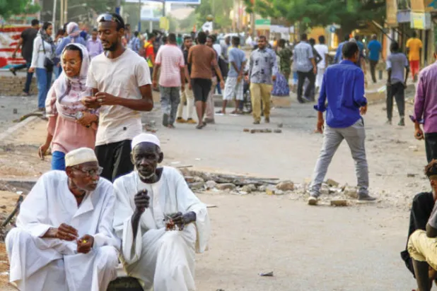 مجموعة من المعتصمين السودانيين في الخرطوم (أ.ف.ب)