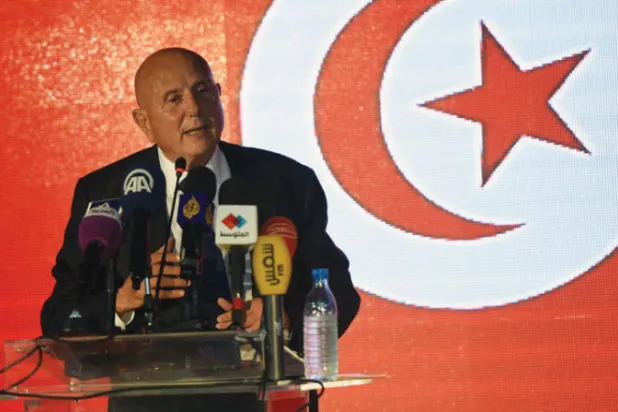 صورة أرشيفية لرئيس «جبهة الخلاص الوطني» أحمد نجيب الشابي الذي جدد أمس الدعوة إلى مقاطعة الاستفتاء الدستوري في تونس يوم 25 يوليو الجاري (أ.ف.ب)