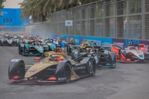 يستعد فريق مكلارين للبطولة في نيوم (الشرق الأوسط)