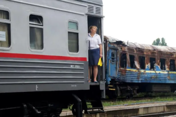 روس کی حمایت یافتہ علیحدگی پسند قوتوں کے کنٹرول میں آنے کے بعد کل جنوبی یوکرین کے ماریوپول کے وولونواکھا اسٹیشن سے پہلی ٹرین کو روانہ ہوتے ہوئے دیکھا جا سکتا ہے (اے پی)