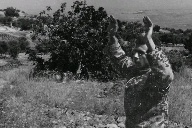 صورة نشرتها «ها آرتس» الإسرائيلية لمن قالت إنه جندي مصري قُتل قرب القدس عام 1967 (تويتر)