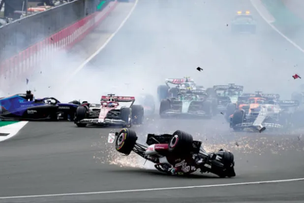 لحظة انقلاب السيارة خلال سباق جائزة بريطانيا الكبرى (أ.ب)