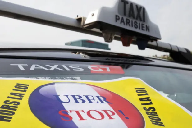 خلال احتجاج لسائقي أجرة فرنسيين ضد ما وصفوه بمنافسة غير شريفة من قبل «أوبر» في 26 يونيو 2015 (أ.ف.ب)