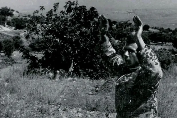 صورة نشرتها صحيفة «هآرتس» العبرية على حسابها في «تويتر» لجندي مصري قتل قرب القدس عام 1967