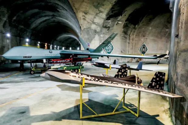 صورة وزعها الجيش الإيراني في مايو الماضي تظهر الطائرات المسيرة التي بدأت طهران العمل على تطويرها منذ ثمانينات القرن الماضي (أ.ف.ب)