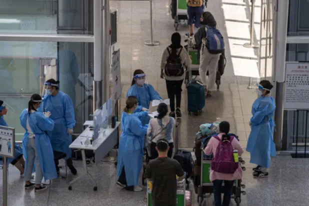 ممرضون لحظة وصولهم إلى هونغ كونغ لدعم القطاع الصحي (إ.ب.أ)
