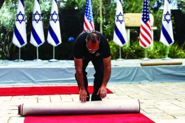 بدھ کے دن امریکی صدر کے دورے کی تیاری میں بیت المقدس میں اسرائیلی صدر کی رہائش گاہ پر سرخ قالین کو دیکھا جا سکتا ہے (رائٹرز)