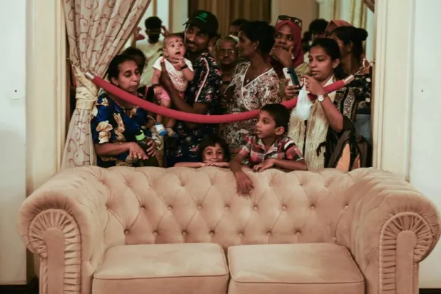 سريلانكيون داخل المقر الرئاسي في كولومبو (أ.ف.ب)