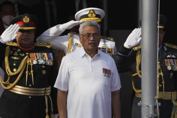 الرئيس السريلانكي غوتابايا راجابكسا خلال الاحتفال بعيد استقلال البلاد في كولومبو فبراير الماضي (أ.ب)