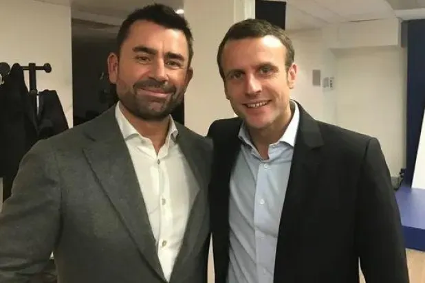 مارك ماكغان مع الرئيس الفرنسي إيمانويل ماكرون (الغارديان)