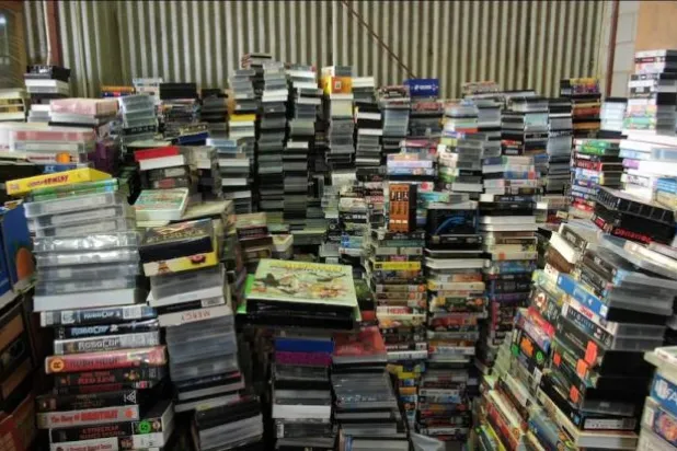 هواية جمع شرائط الفيديو موجودة أصلاً منذ طرح شرائط الـ'في إتش اس' للمرة الأولى أواخر سبعينات القرن الفائت (شبكة إيه بي سي نيوز)