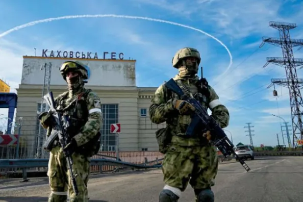 روسی فوجی کو کھیرسن میں پاور پلانٹ کی حفاظت کرتے ہوئے دیکھا جا سکتا ہے (اے پی)